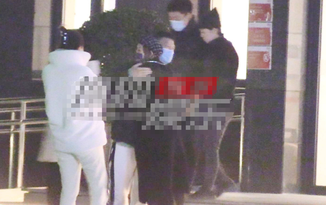 风起洛阳|孙红雷夫妇看话剧被偷拍！和美女热聊拥抱，老婆贴心帮忙开车门