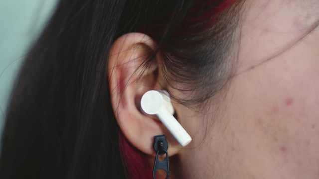 一加科技|兼顾方方面面，造就全面体验，一加 Buds Z2耳机上手