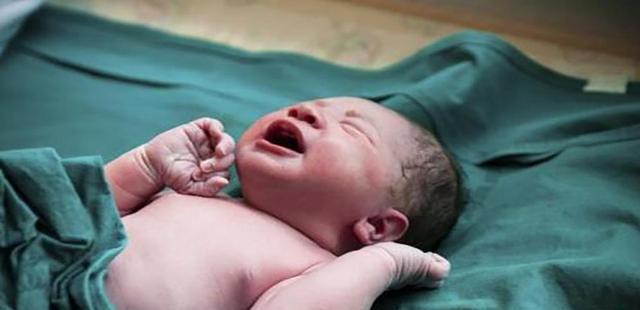 西红柿妈谈育|新生宝宝屁股为何有“淤青”,难道是转世投胎被踢,真相是这样