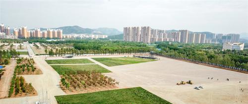 舜网 记者实地探访迷笛音乐节举办地：距1号线大学城站400米，舞台紧张搭建中