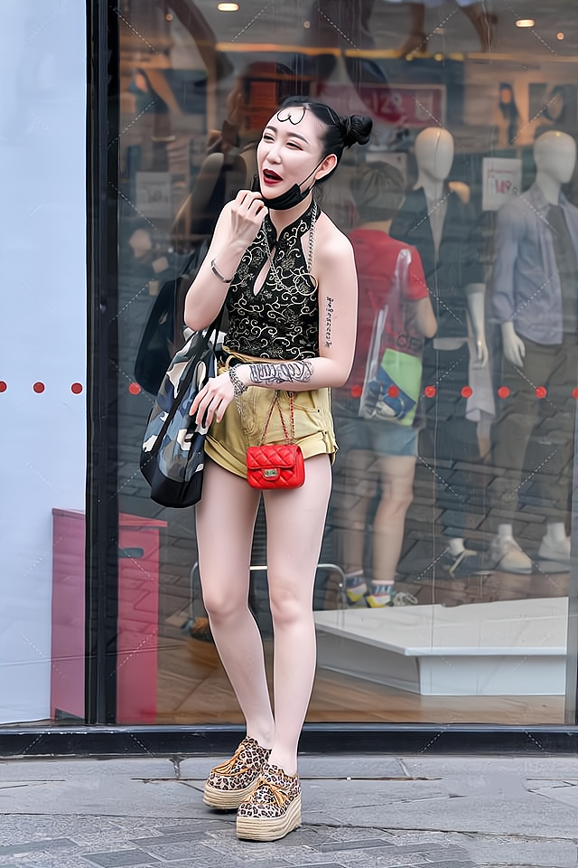 发型|旗袍款上衣配上双丸子头的发型，萝莉感十足，十分有范儿！