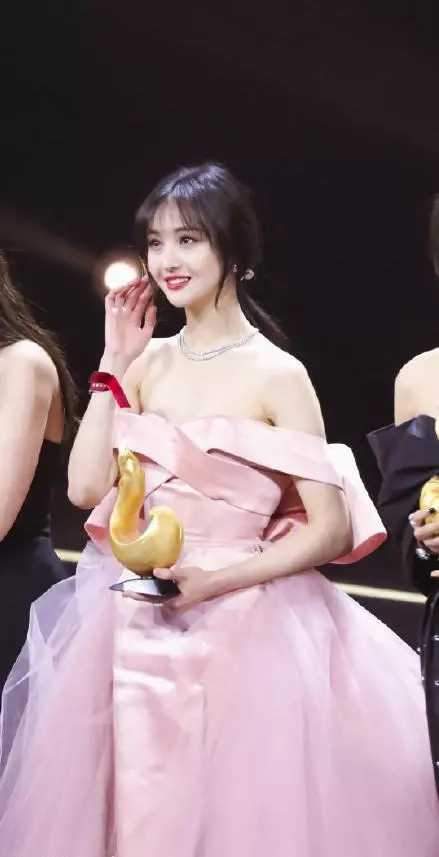 杨紫|女明星的抹胸裙为什么都不会掉？看看郑爽你就明白了