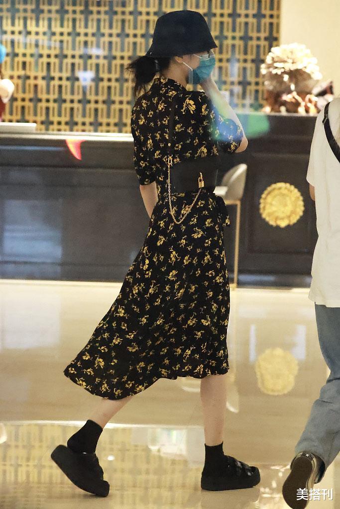 迪丽热巴|迪丽热巴“神奇”穿搭!凉拖配短袜高级同色,碎花裙秒变温柔少女