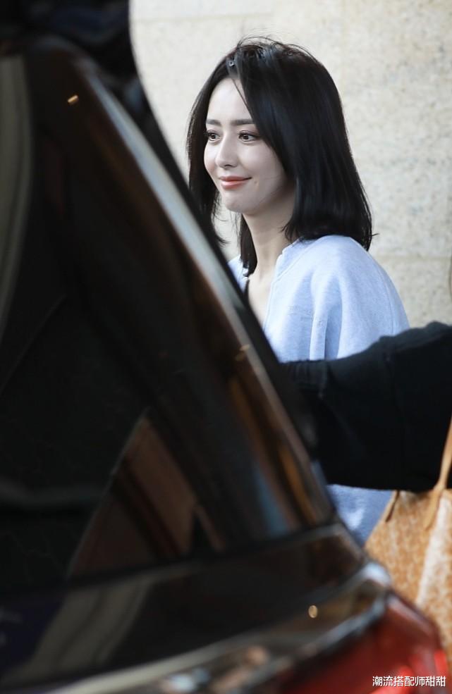 时尚搭配|佟丽娅这衣服显得脖子真长，虽然有点不抗冻，但皮肤还挺白的