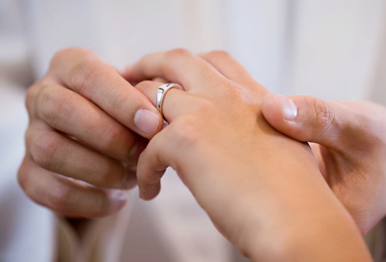 糖果的妈妈|孕妈被婆婆要求摘下婚戒，误会中藏着关心，3类物品孕期别随意戴