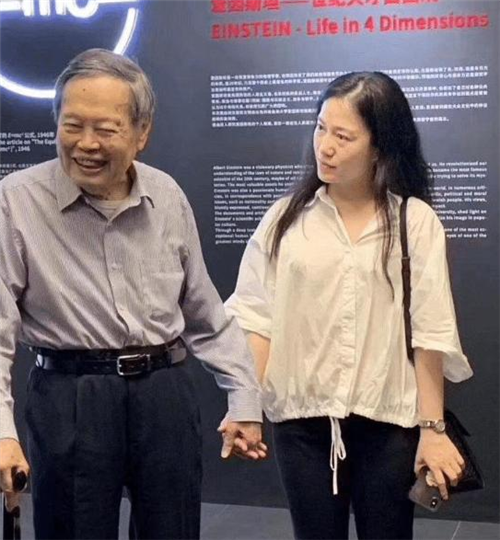 杨振宁|98岁杨振宁精神抖擞，44岁翁帆却老态尽显，网友：差距太大了