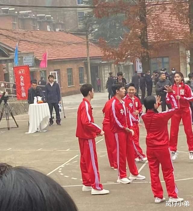 贾玲|《青春环游记3》开启新一轮录制，首位飞行嘉宾曝光，王牌家族踢馆！