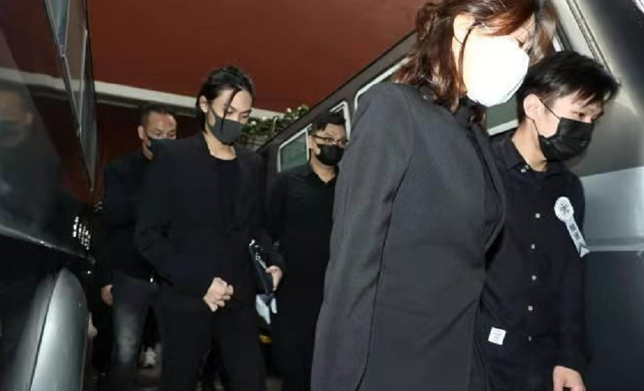 余香凝|吴孟达告别仪式！17岁儿子力压姐姐挑大梁，第二任妻女却遗憾缺席