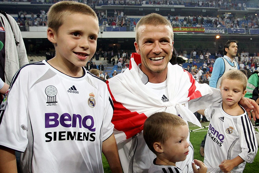 发型|小贝一家同框亮相,四个孩子模仿父亲经典发型,颜值却都差了不少