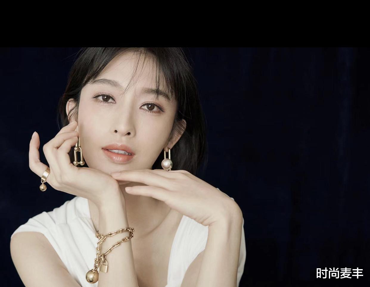 时尚麦丰|张俪这次走的酷帅风，抹胸配白色套装性感又时尚，腰好细