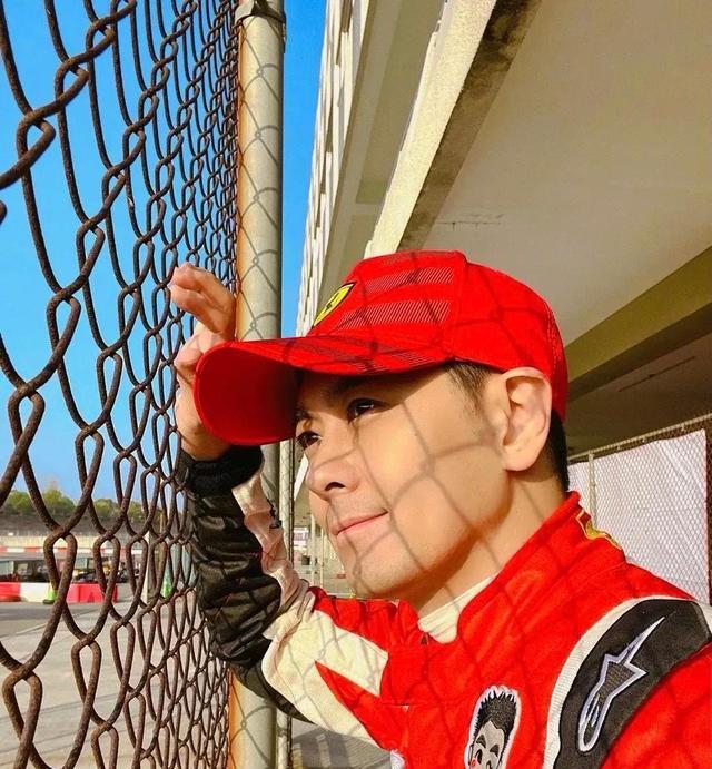 周杰伦|林志颖带儿子参观周杰伦的豪车，目的很明显，周董的站姿亮了！