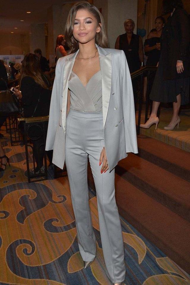 赞达亚|好莱坞新一代红毯女王！蛇骨露背装辣翻全网，身材逆天大长腿