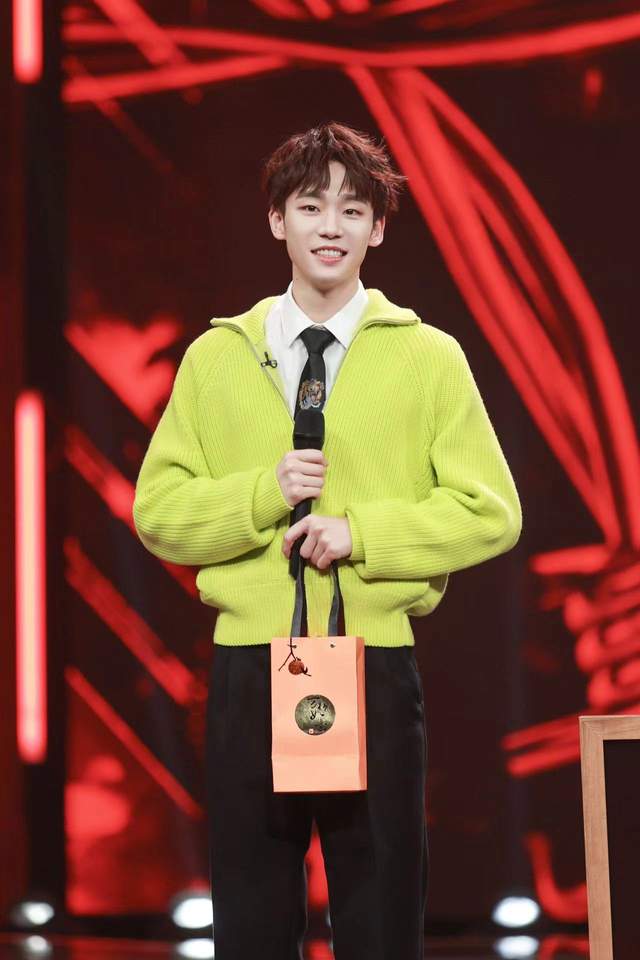 谢兴阳|谢兴阳《天天向上》首秀 青春唱响2022彰显少年活力