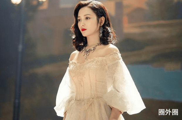 杨幂|杨幂公司又有人解约了？刚火就解约，谁给她的勇气？