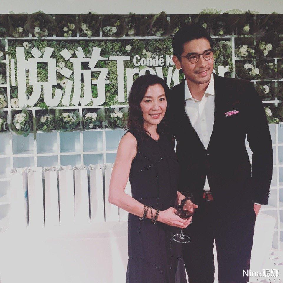 明星出轨|杨紫琼携75岁老公高调亮相！穿西装王储接待排场大，老公肖像抢镜