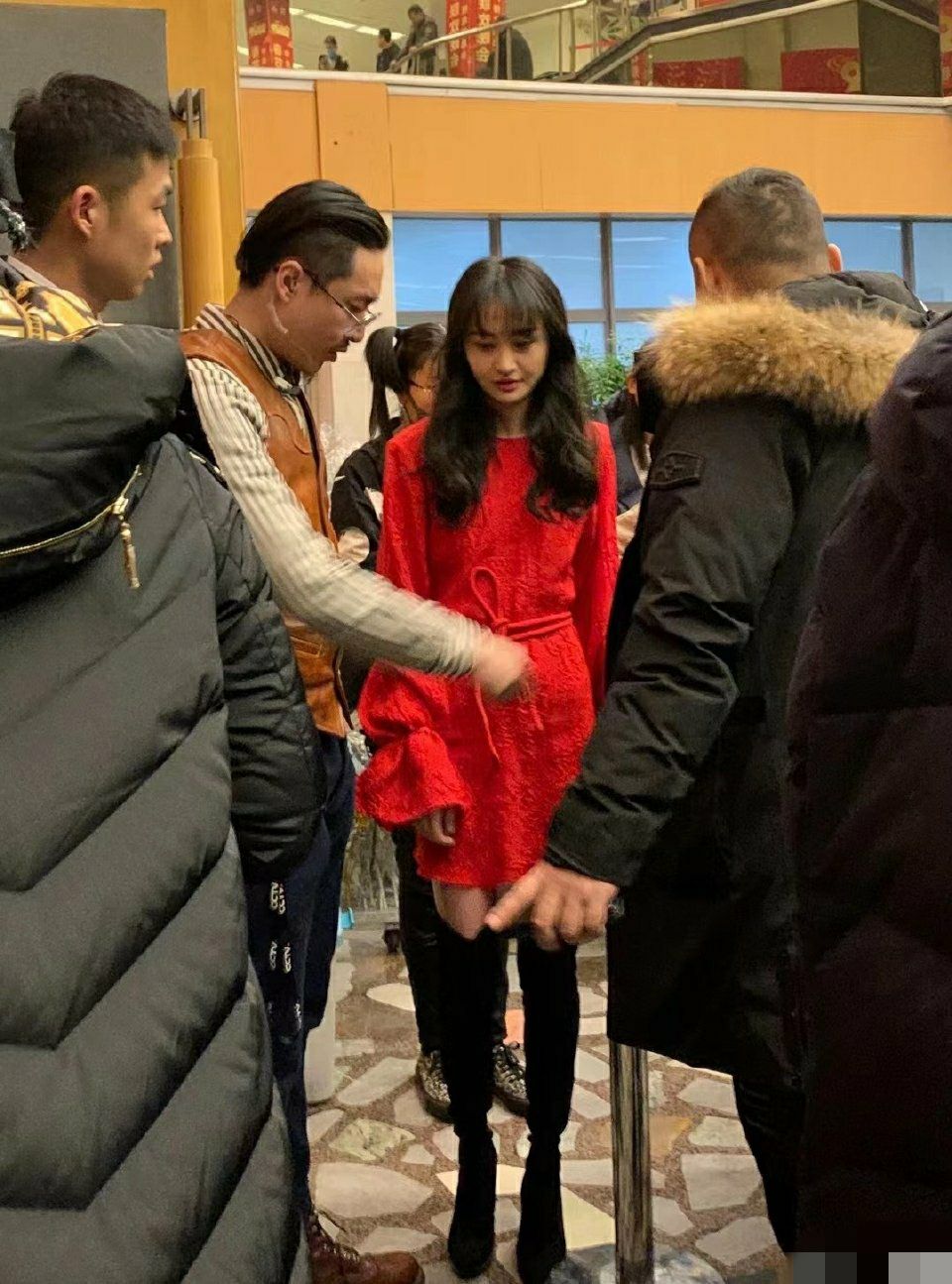 修图|郑爽再露面录节目，没修图的近照，像个干瘪的老太太！