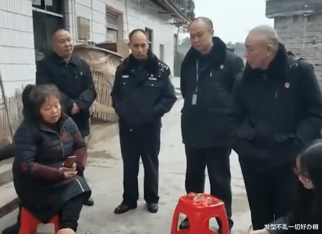 狼外婆霸占女儿百万赔偿款,对外孙见死不救,却偷偷给小儿子买房