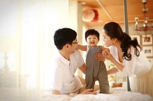 小魔王育儿|什么是“直升机式的父母”?你知道对孩子的成长影响有多大吗?