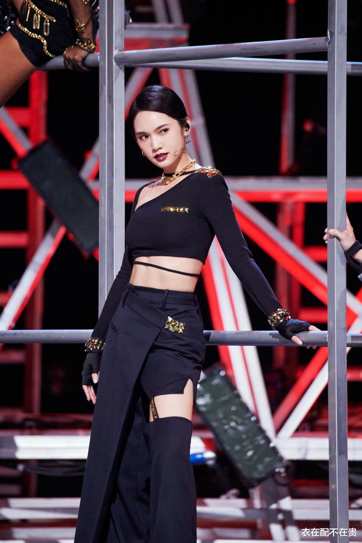 杨丞琳|浪姐2决赛杨丞琳真拼,阔腿裤剪掉一截配短上衣,娇媚又颇显潮感