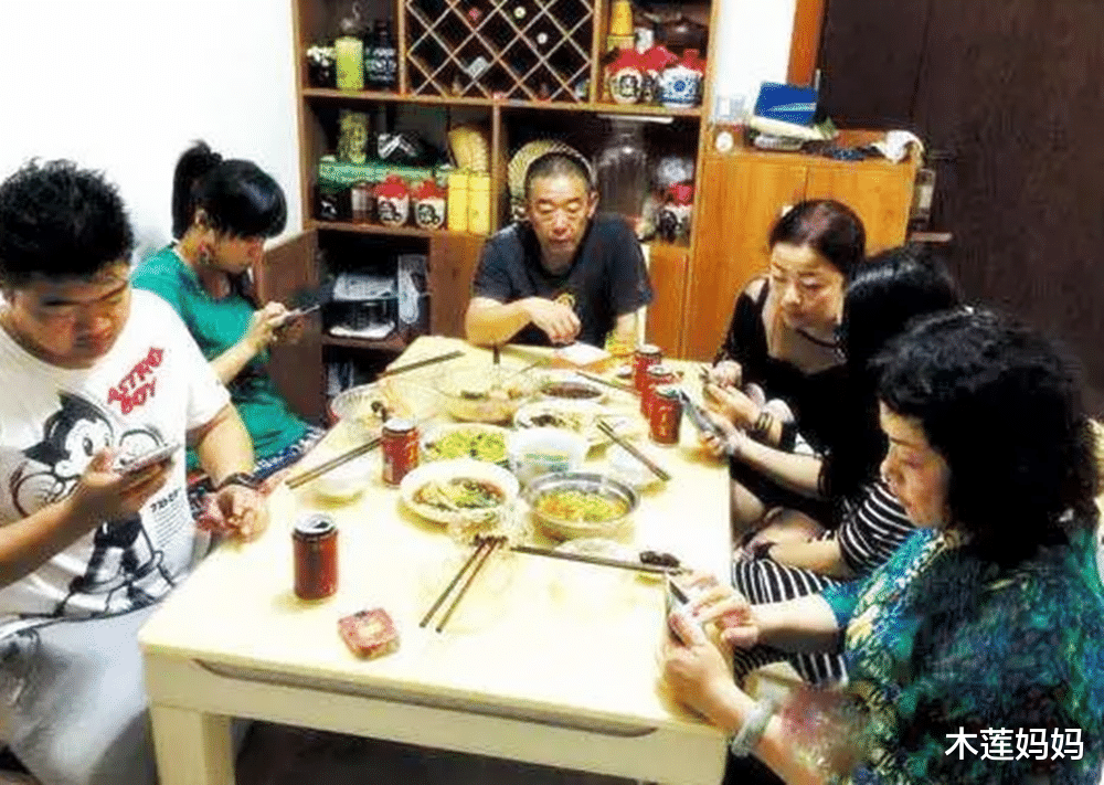 木莲妈妈|老人和孩子相聚，场面略显无奈：4人玩手机2人看电视1人吃东西