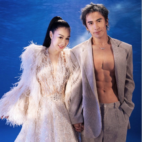 张伦硕|钟丽缇与老公甜蜜拍大片，身材傲人气氛暧昧，张伦硕裸上身秀腹肌