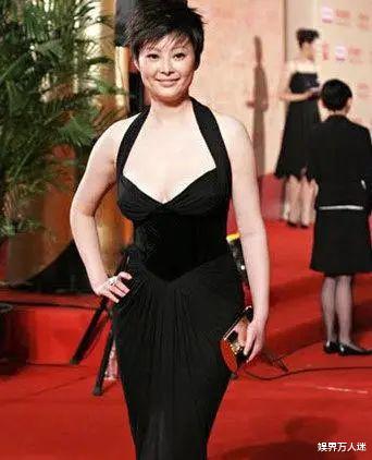 袁立|女星越老红毯越爱露？袁立穿透视衣真空上，宁静现场脱外套很经典