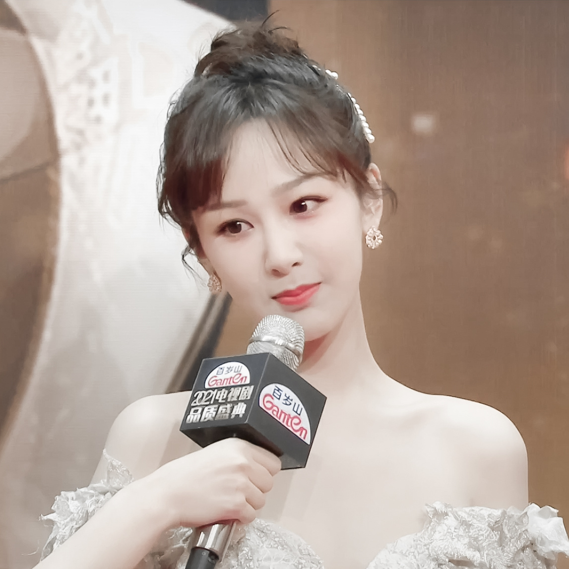 杨紫|可爱！杨紫穿马丁靴走电视剧品质盛典红毯，还好礼服够长可以挡住