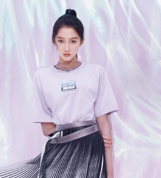 关晓彤|关晓彤越来越大胆，故意穿最小号短裤，蹲下时腿围令男粉懵圈了