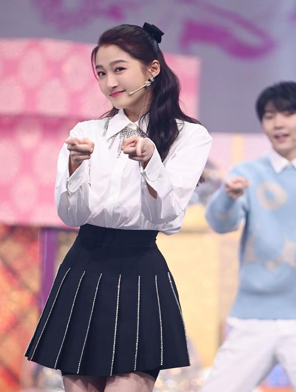 关晓彤|关晓彤给全身擦粉，唯独忽略了“波棱盖儿”，这肤色差是真实的？