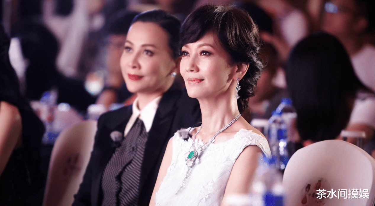 赵雅芝|滤镜扛大旗！赵雅芝直播颈纹消失，不老女神的冻龄秘密全靠后期？