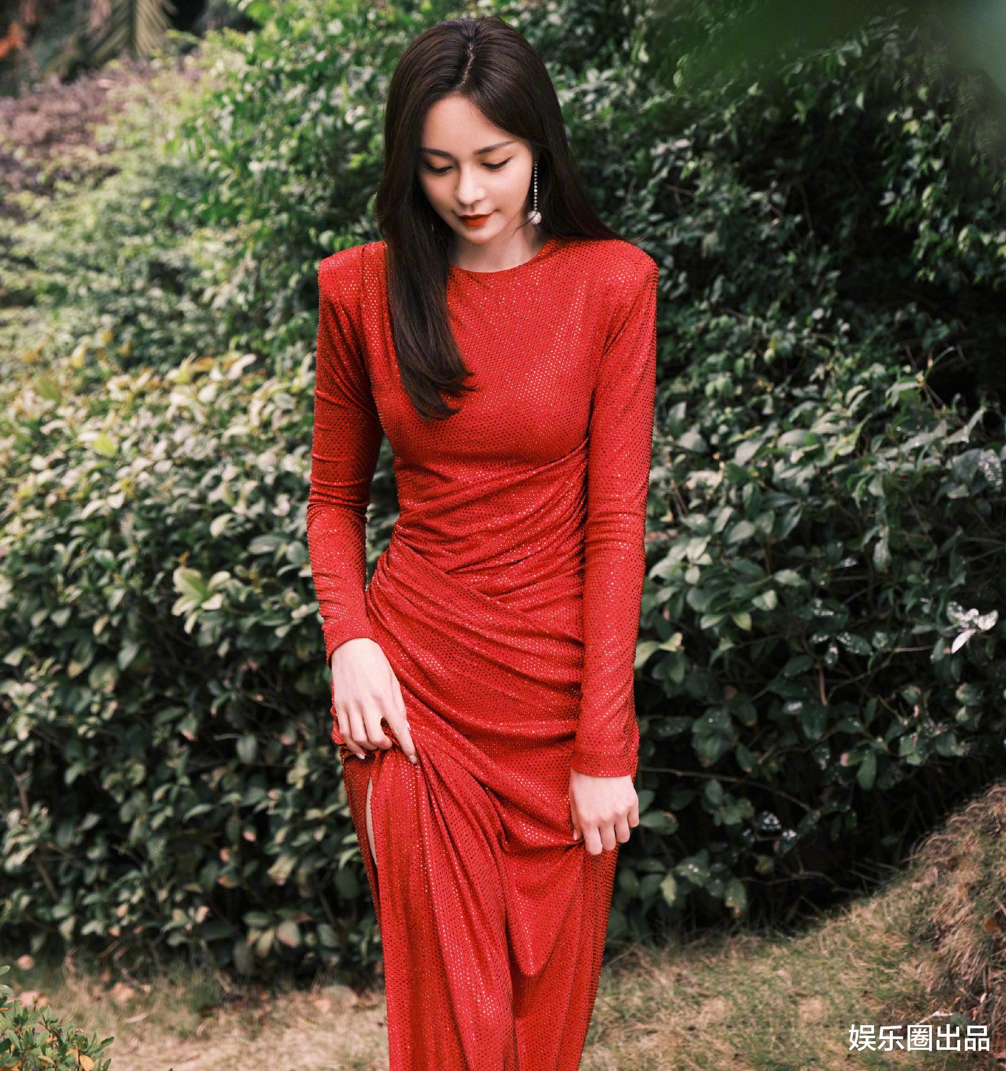 沈梦辰|沈梦辰穿圆领长裙拍大片，跪在地上摆拍引起热议，被指掉价了