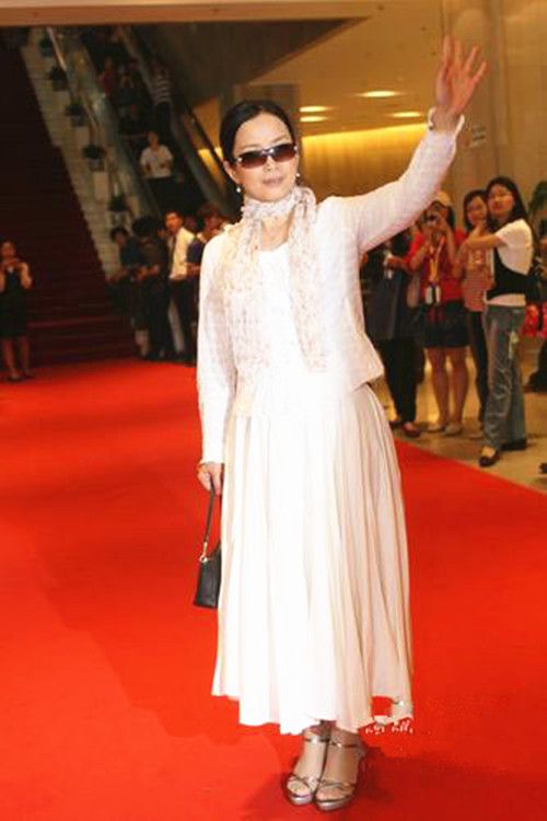 吕丽萍|秦海璐走红毯，被吕丽萍抢了风头，看来女人的富贵气质和年龄无关