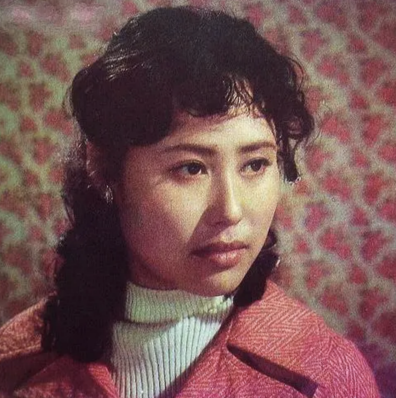 斯琴高娃|斯琴高娃：三婚嫁音乐家，跟儿子一起照顾瘫痪前夫，做不成夫妻做亲人