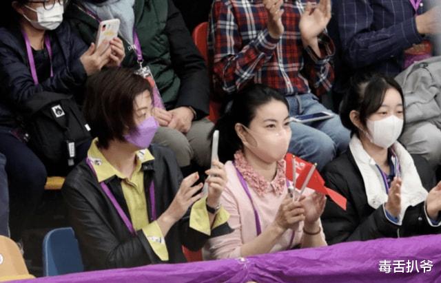 郭晶晶|霍启刚晒女儿演出照，4岁霍中妍首次登台毫不怯场，眉眼像郭晶晶