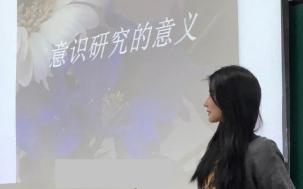 关晓彤|武汉大学“美女老师”火了，五官精致像明星，本尊回应却让人失望