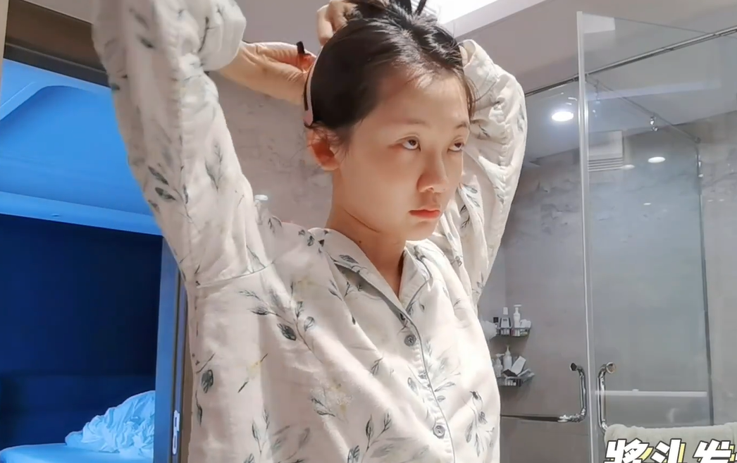 苗苗|苗苗起床晒出纯素颜！脸部浮肿皮肤出油，给郑恺做饭动作十分利落