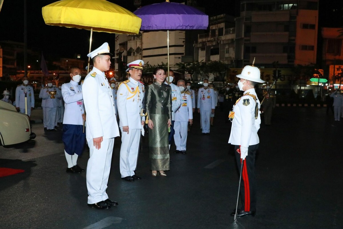 拥抱|太感动了！泰王小儿子双膝跪地与嫡姐拥抱，16岁身高飙1米8贼魁梧