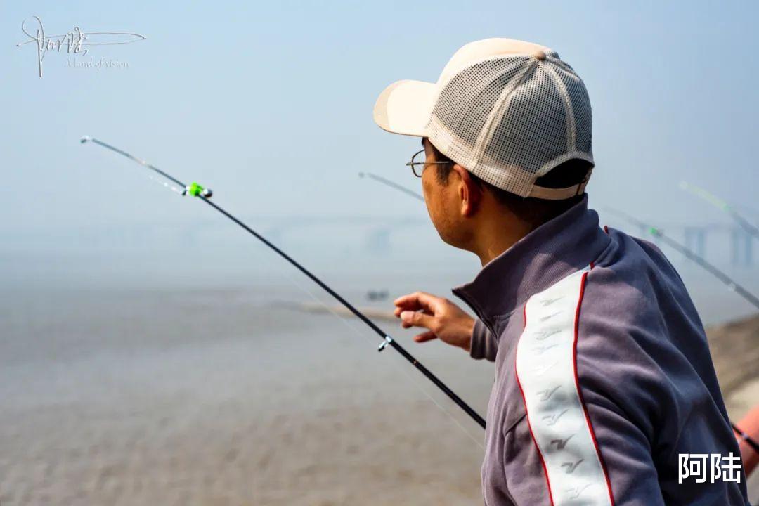 永恒传说|没有潮水时，钱塘江边是散步休闲的好去处，这里也是钓鱼人的乐园