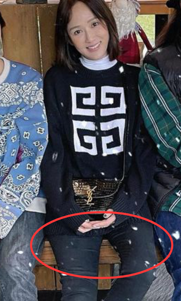 霍思燕|备孕成功？陈乔恩带男友与姐妹一起度假，人胖一圈还用包遮挡肚子