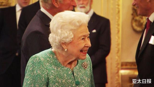 95岁英国女王8年来首次住院，此前拒绝“年度老人”称号