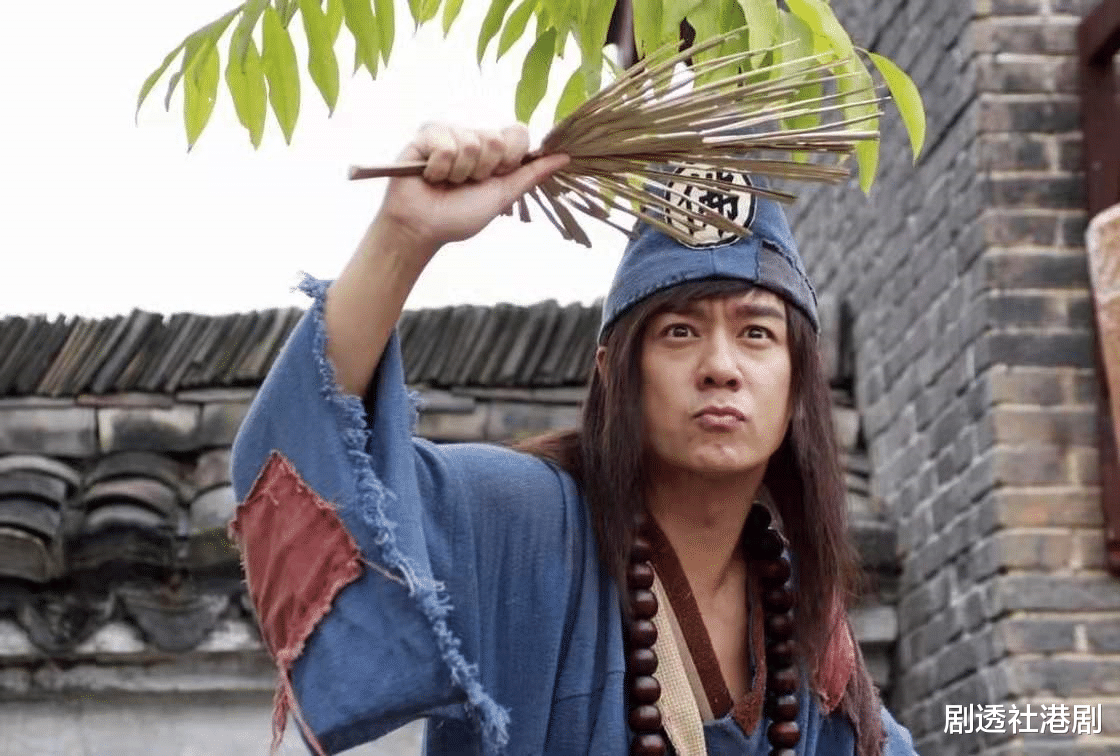 陈浩民|结婚十周年！陈浩民老婆晒全家福疑P图失手，网友称“好诡异”