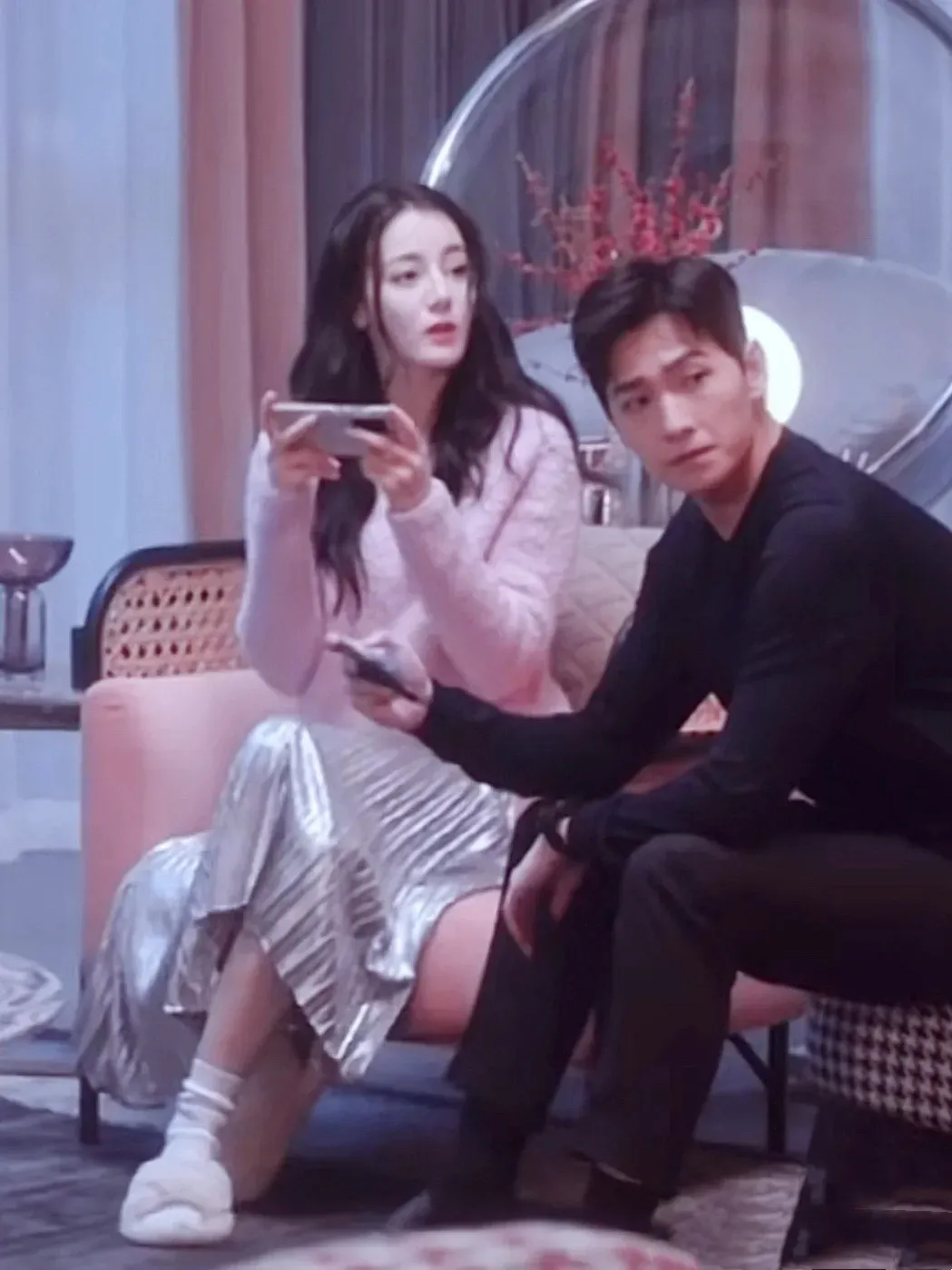 晓说时尚儿|《你是我的荣耀》甜炸了,一口气追18集,还种草了热巴的百褶裙