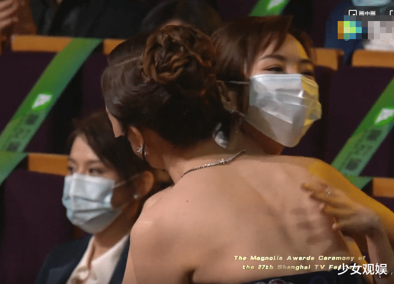 童瑶|童瑶斩获白玉兰视后，热依扎反应平平，董子健王凯的动作亮了