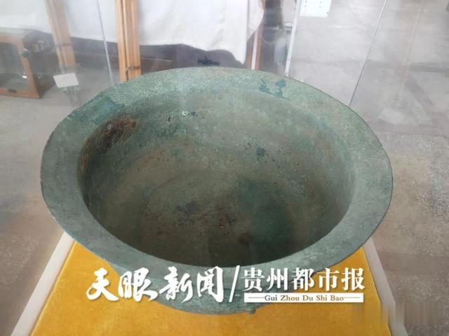 贵州都市报 贵州万山村民一锄头“挖出”5件汉代文物，其中有件珍贵的青铜乐器