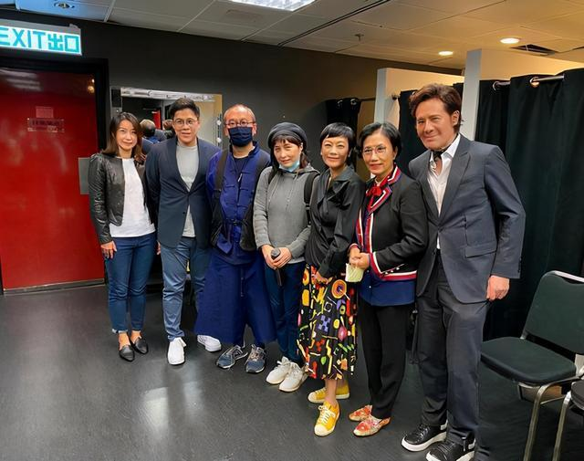 郭晶晶|郭晶晶开始中年发福，穿旧皮衣胖了一圈，合照站角落看不出阔太范