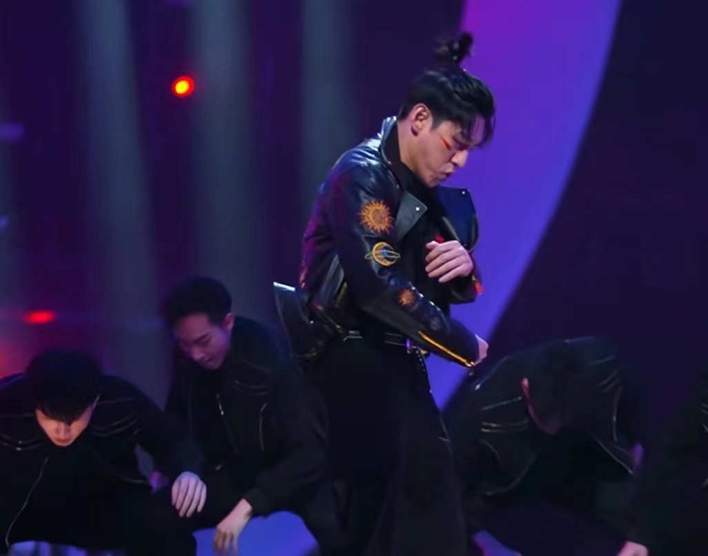 吴建豪|人气榜第二，一句话让吴建豪跪服，《追光吧》这位59岁影帝有多横