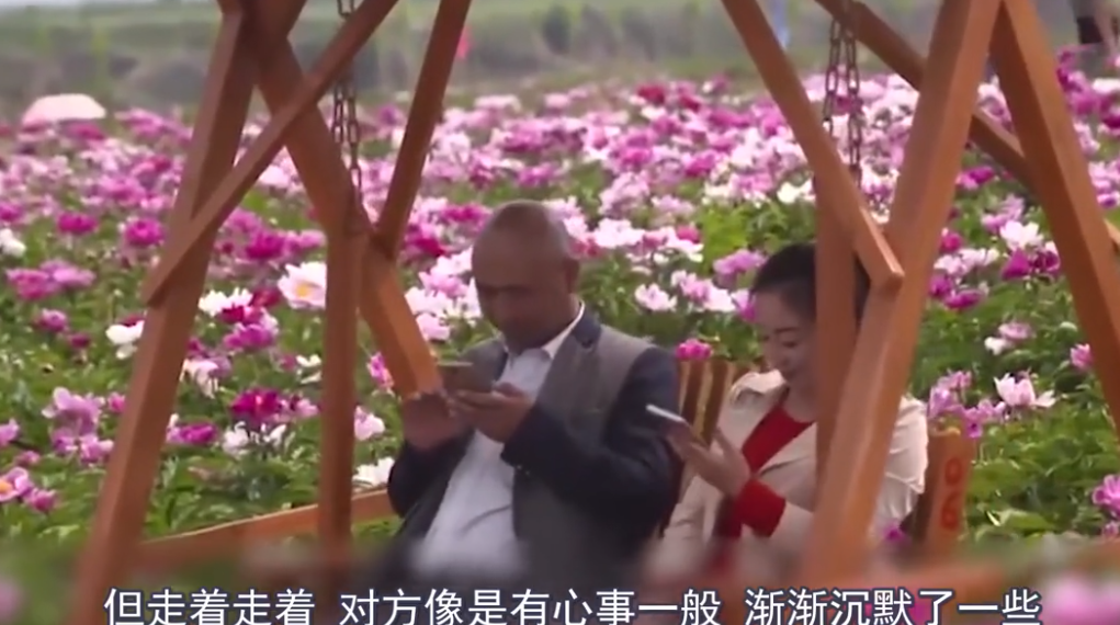 魔城一评 实拍甘肃农村相亲:三四个男人追求一个女人,给红包女方都不要