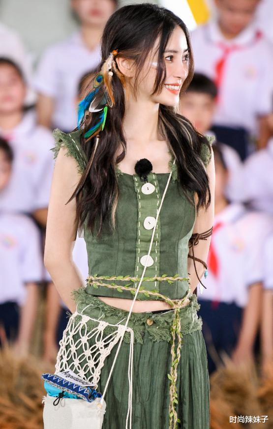 明星|baby穿部落装现身，无意露出“打底裤”引争议，节目组这次太粗心