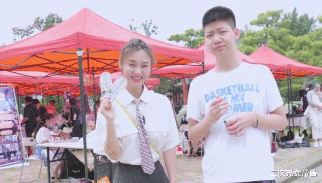 二次元|45岁妈妈爱上二次元，跳宅舞引万人关注，穿JK制服陪儿子看漫展