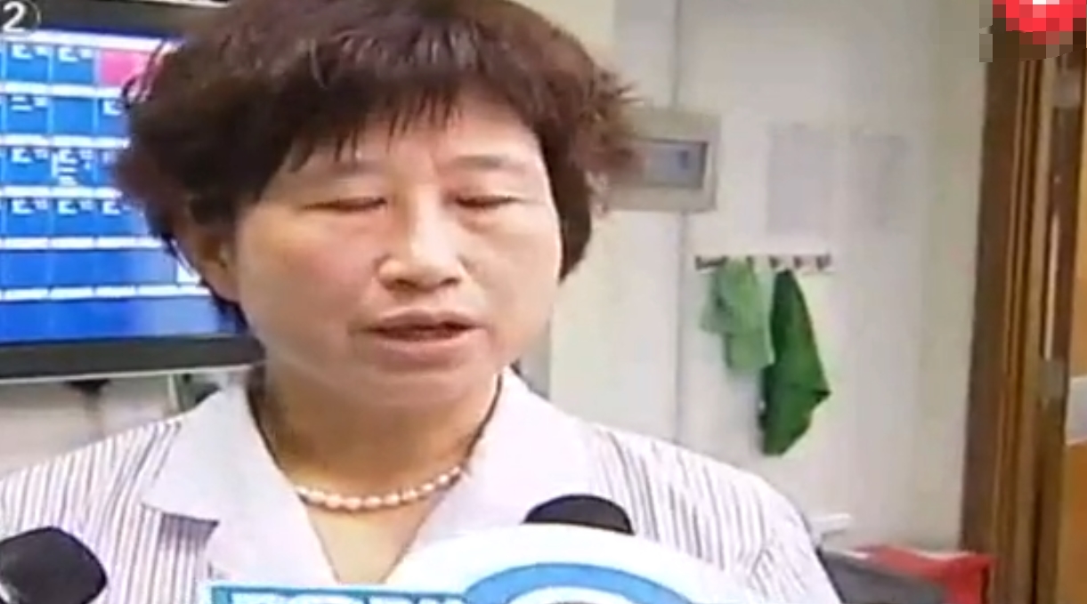 姐姐 女子在公园散步肚子疼，孩子生在地上，男友：什么时候怀的孕？